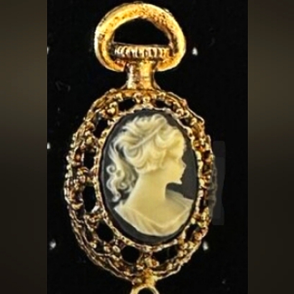Cameo Pendant Goldtone with Tassles Vintage Carved Shell - Picture 5 of 11